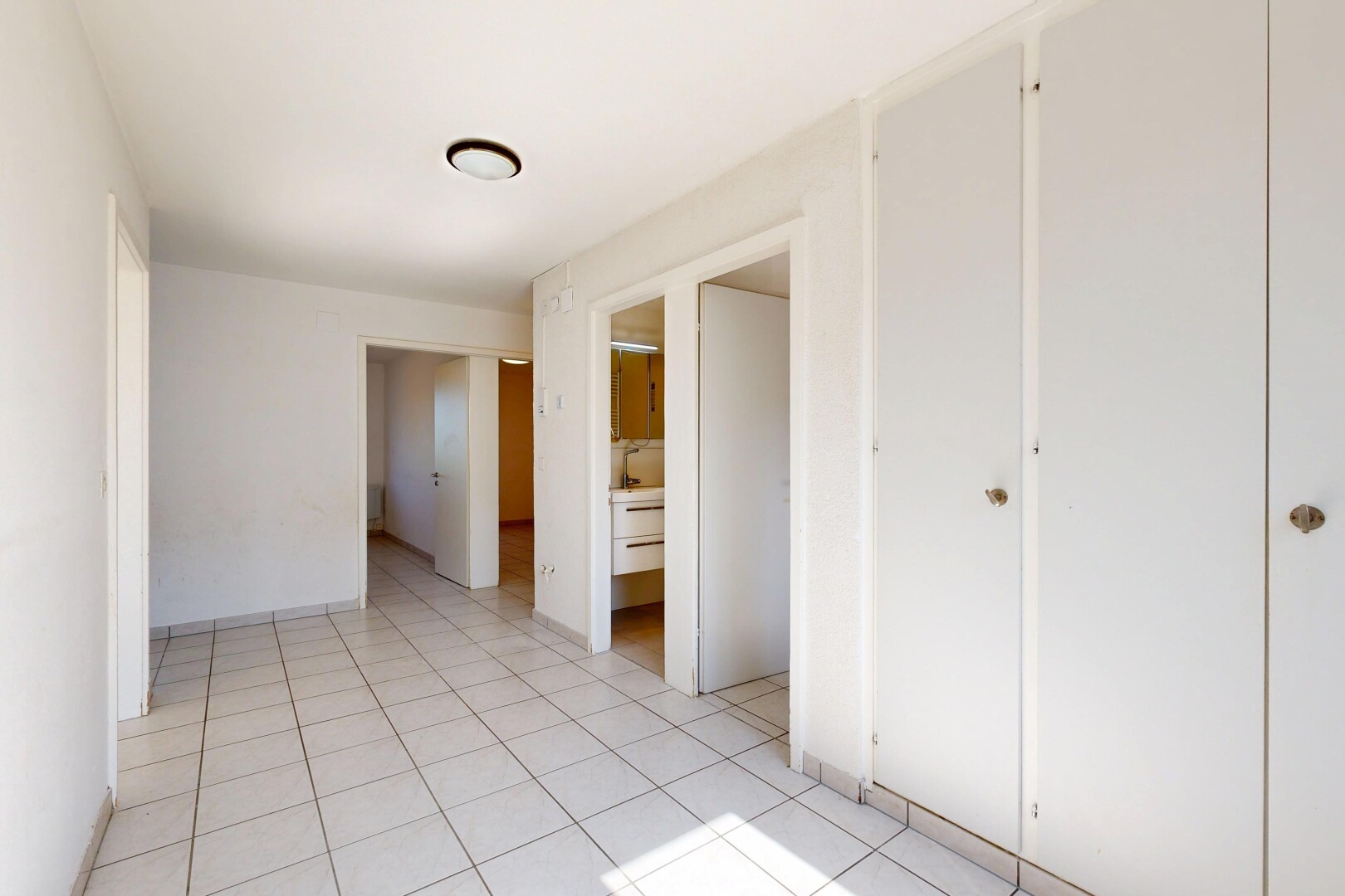 leerer raum mit light floor, gipskartonwand, drywall, inside property, und fliesenboden