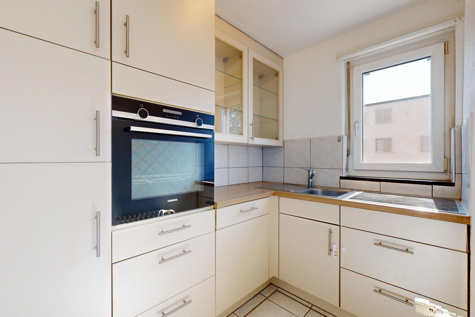 küche mit ofen, light floor, fliesenboden, tile floor, und natürliches licht