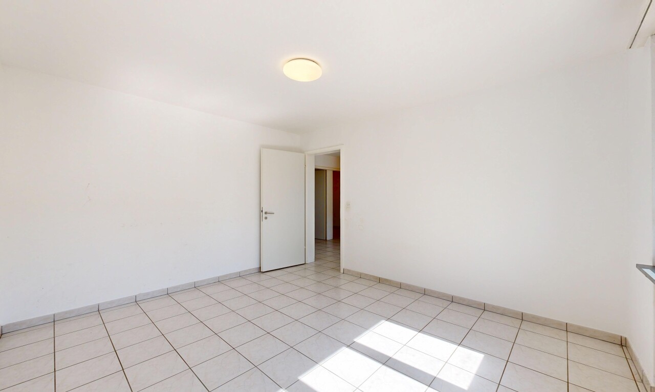 leerer raum mit light floor, gipskartonwand, drywall, inside property, und sockelleisten