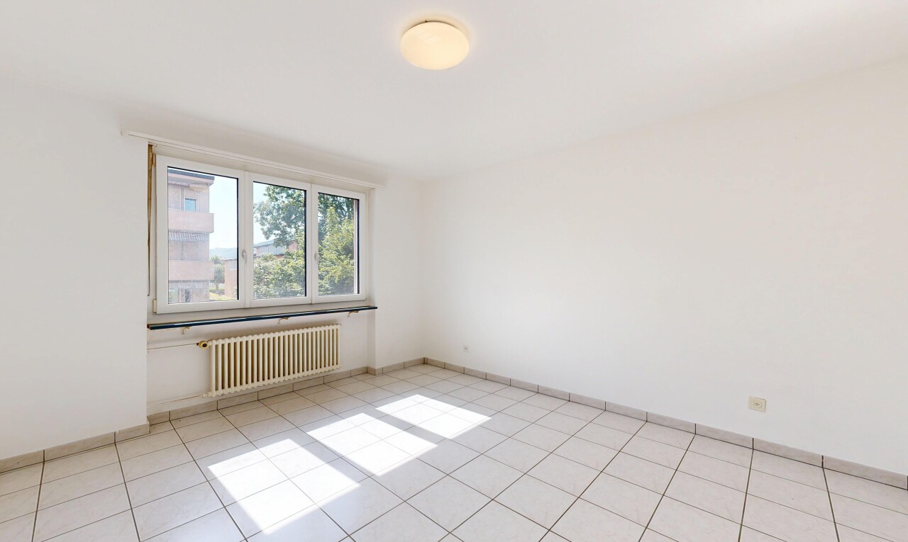 leerer raum mit light floor, kühler, gipskartonwand, drywall, und inside property