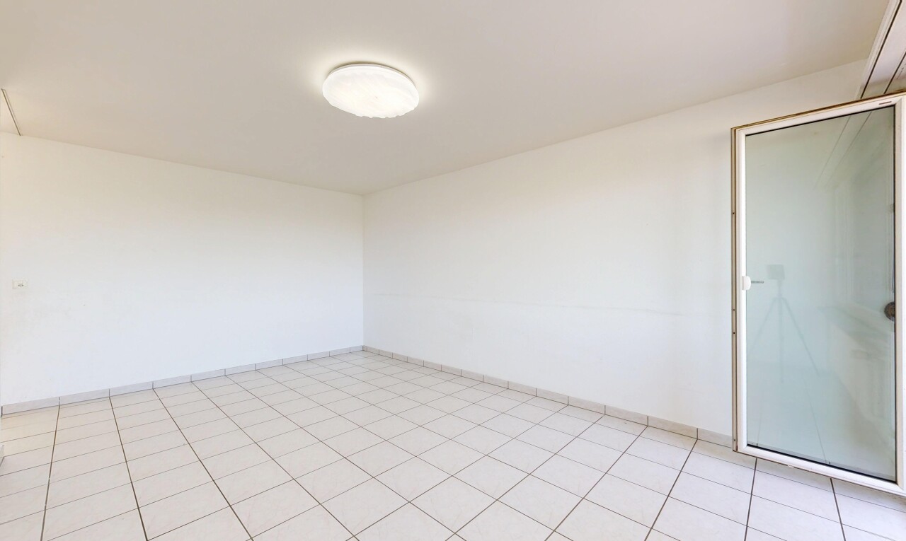 leerer raum mit gipskartonwand, drywall, light floor, und inside property
