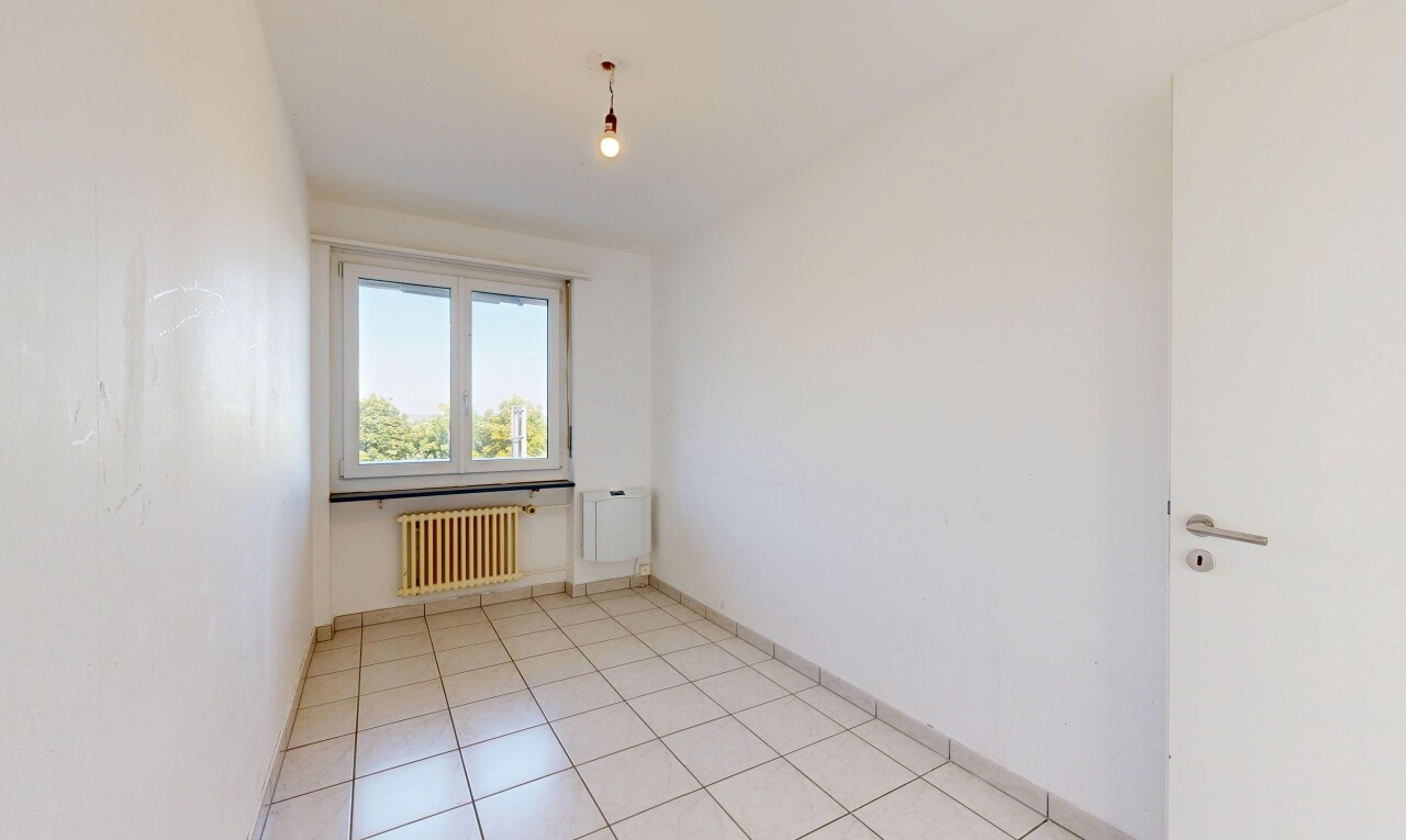leerer raum mit day time, light floor, kühler, gipskartonwand, und drywall
