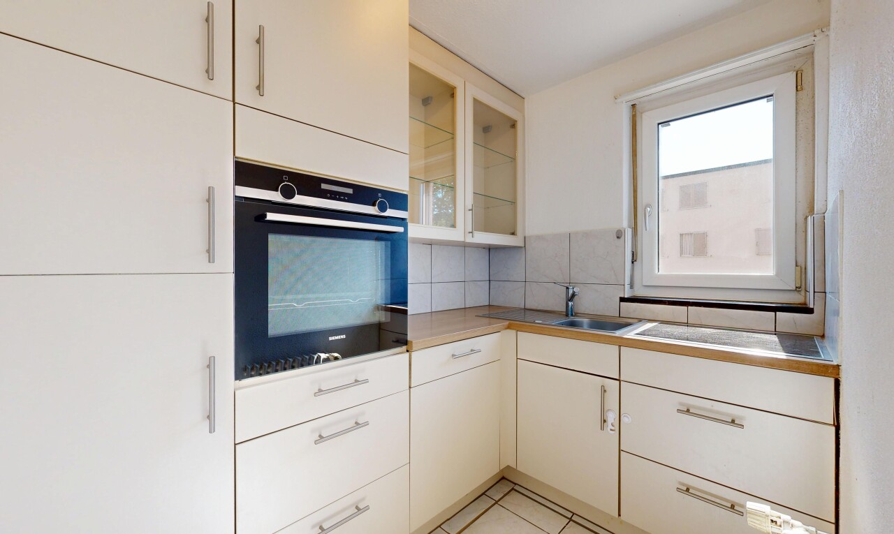 küche mit ofen, light floor, fliesenboden, tile floor, und natürliches licht