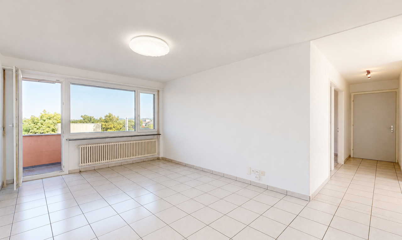 leerer raum mit day time, gipskartonwand, drywall, kühler, und inside property