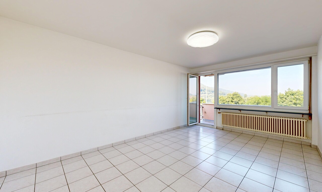leerer raum mit gipskartonwand, drywall, kühler, inside property, und natürliches licht