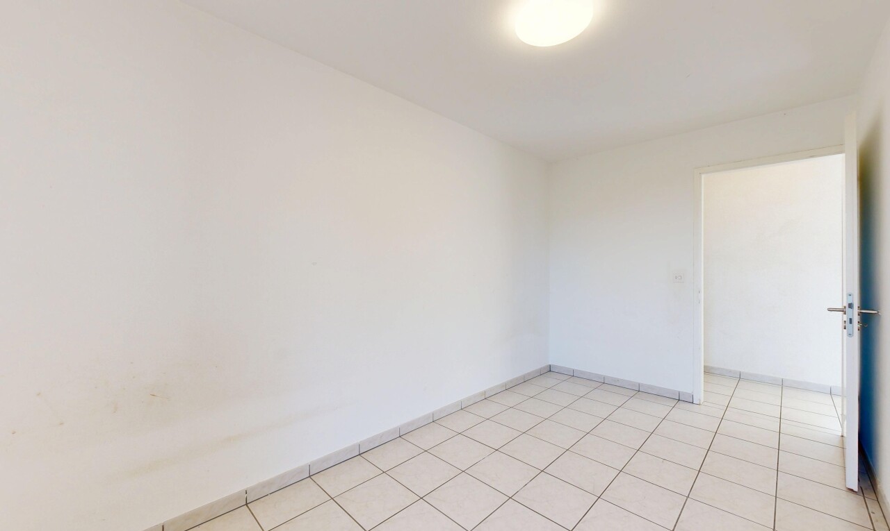 leerer raum mit gipskartonwand, drywall, inside property, light floor, und sockelleisten