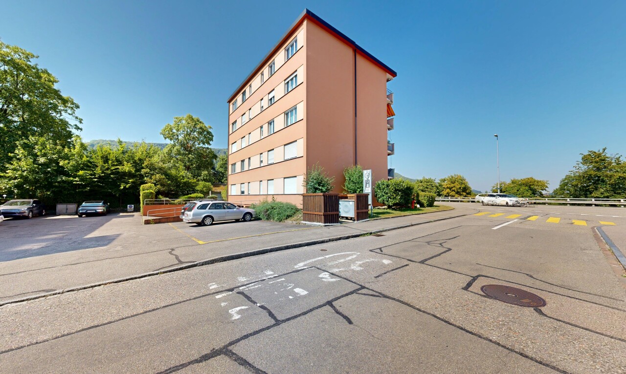 außenansicht mit day time, parkplatz, apartment complex view, blick auf wohnanlage, und from community