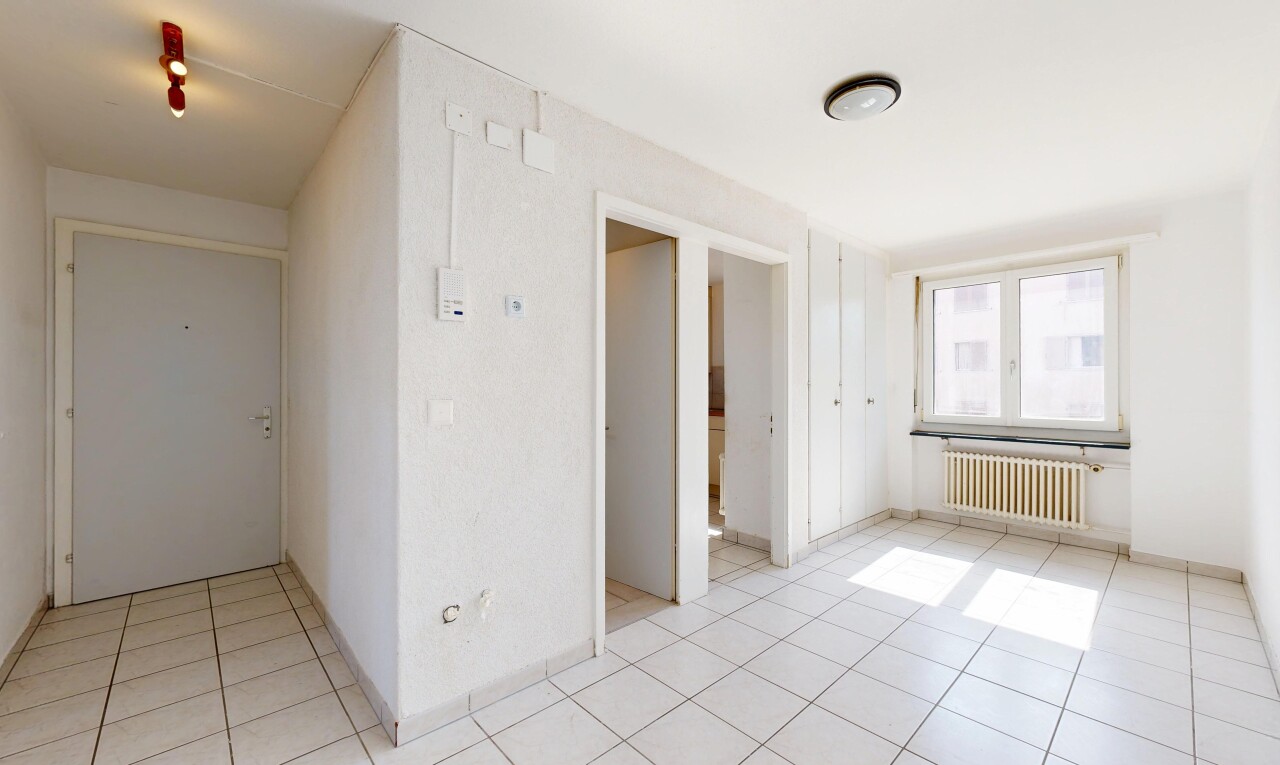 leerer raum mit light floor, kühler, inside property, natürliches licht, und natural light