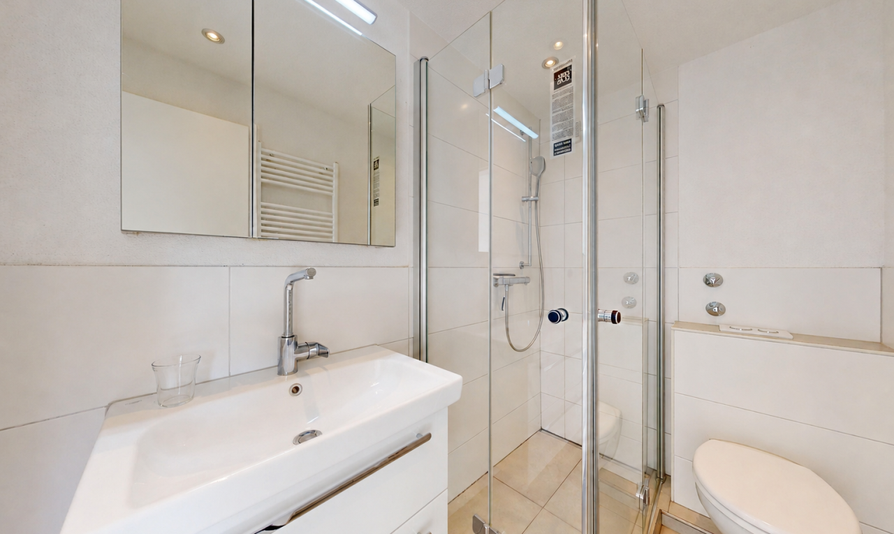 bad mit schminktisch, dusche, spiegel, fliesenwand, und tile wall