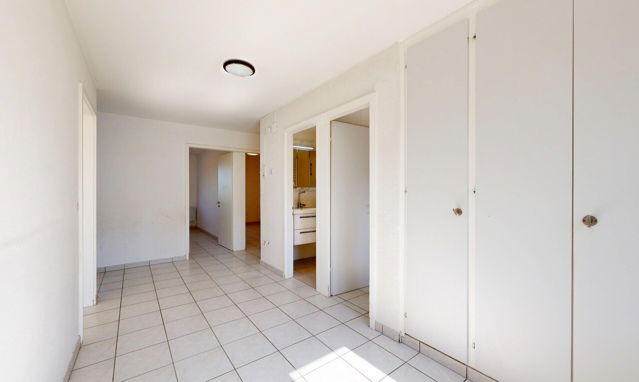 leerer raum mit light floor, gipskartonwand, drywall, inside property, und fliesenboden