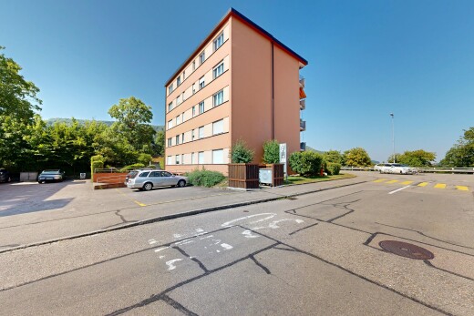 außenansicht mit day time, parkplatz, apartment complex view, blick auf wohnanlage, und from community