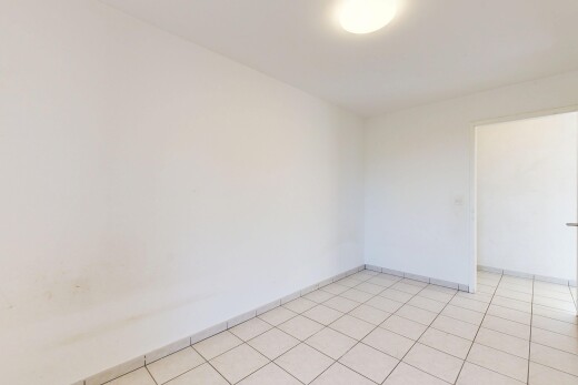 leerer raum mit gipskartonwand, drywall, inside property, light floor, und sockelleisten