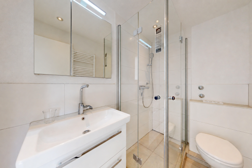 bad mit schminktisch, dusche, spiegel, fliesenwand, und tile wall