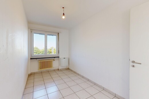 leerer raum mit day time, light floor, kühler, gipskartonwand, und drywall