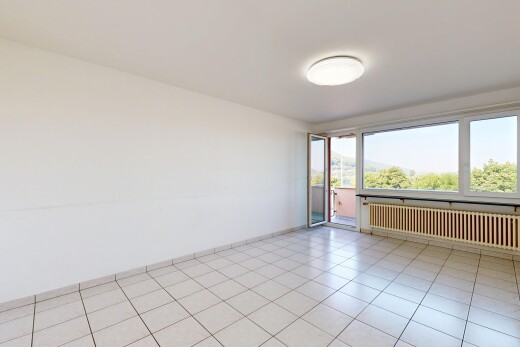 leerer raum mit gipskartonwand, drywall, kühler, inside property, und natürliches licht