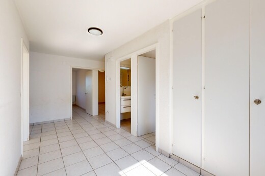 spare room with light tile patterned floors