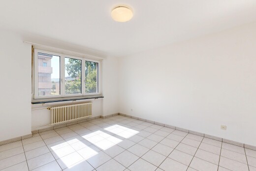 leerer raum mit light floor, kühler, gipskartonwand, drywall, und inside property