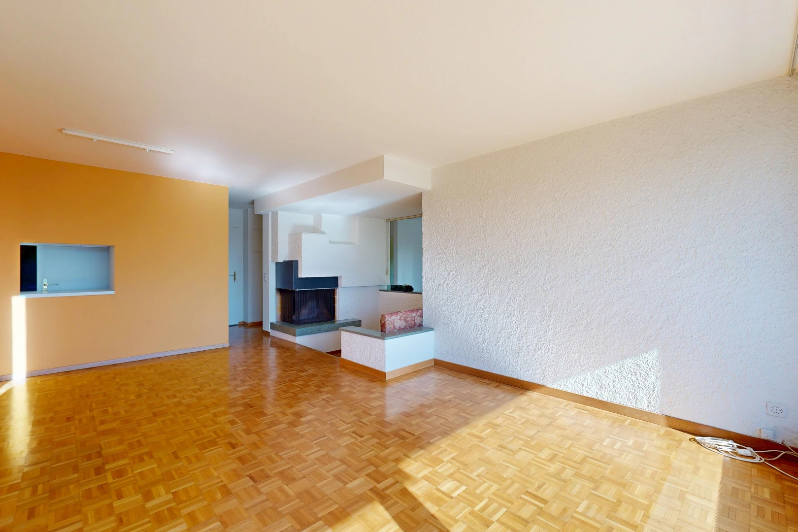 pièce vide avec baseboards wall, plinthes murales, wood finish floor, sol en finition bois, et inside property