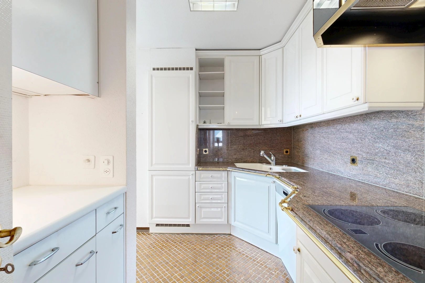 cuisine avec hotte, plaque de cuisson, open shelves, étagères ouvertes, et white cabinets