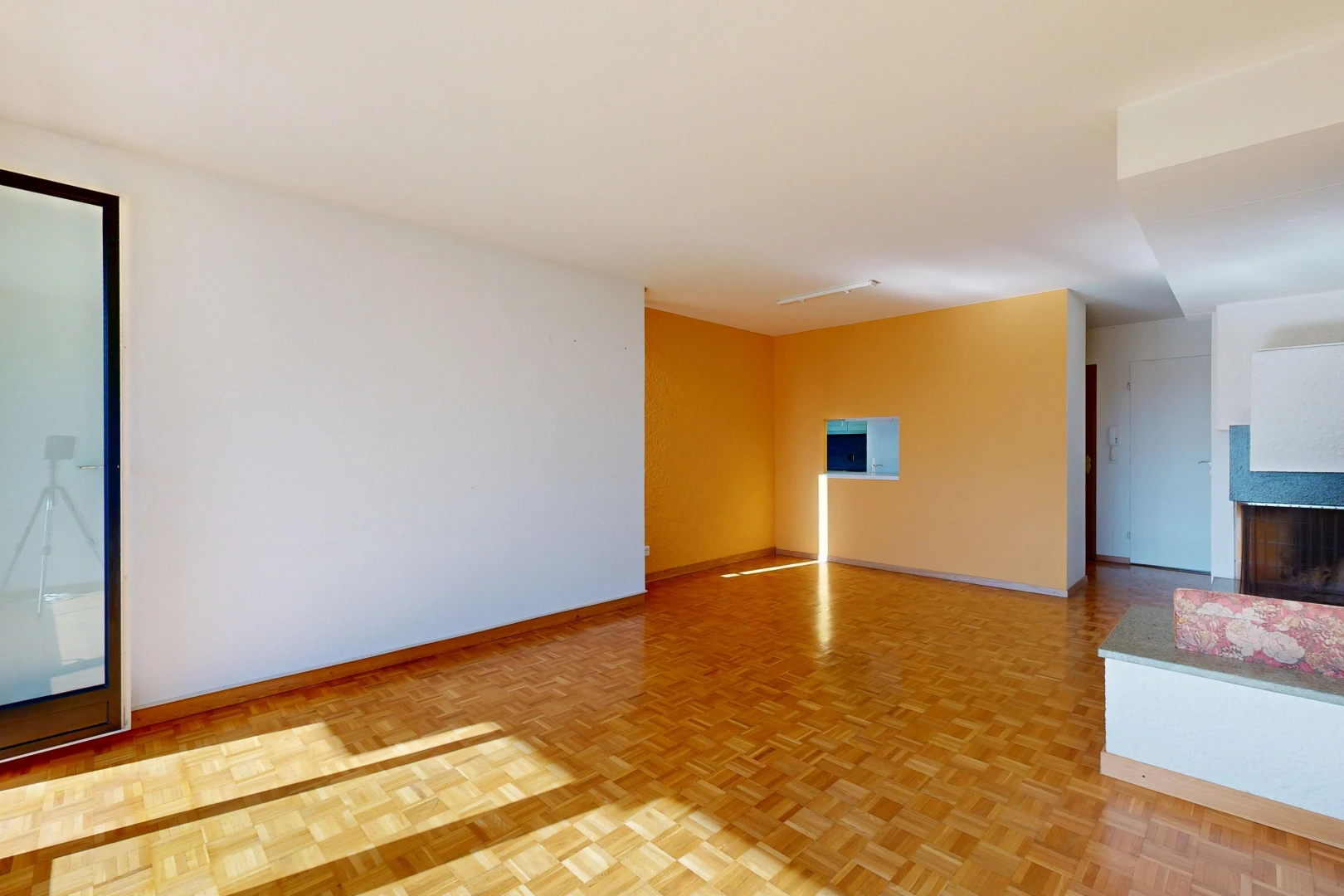 pièce vide avec cloison sèche, drywall, sol en finition bois, wood finish floor, et inside property