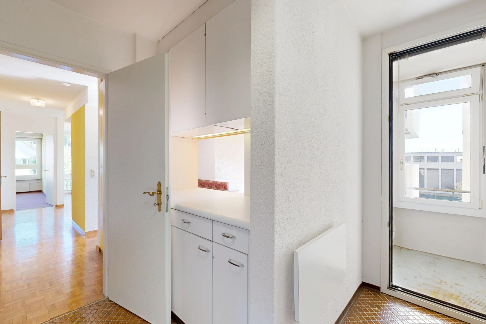 couloir avec inside property, light floor, wood finish floor, et sol en finition bois