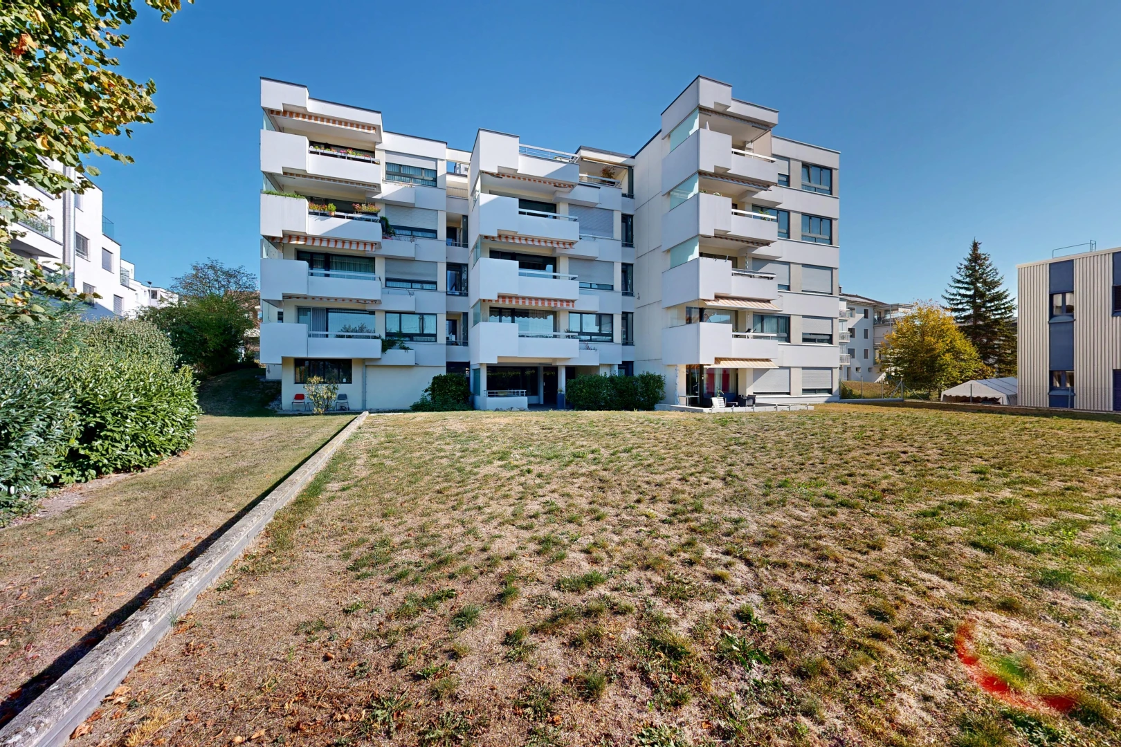 extérieur du bâtiment avec apartment complex view, vue sur le complexe d'appartements, et day time