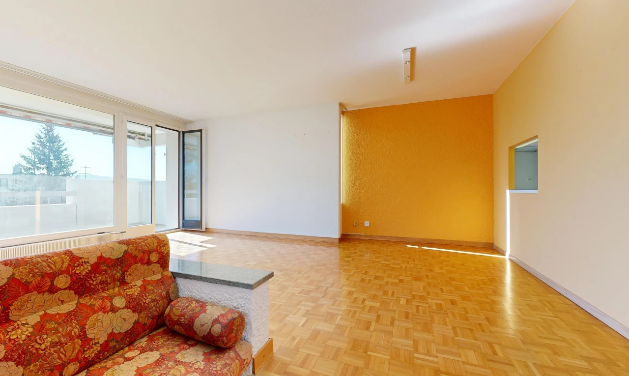 salon avec cloison sèche, drywall, inside property, sol en finition bois, et wood finish floor