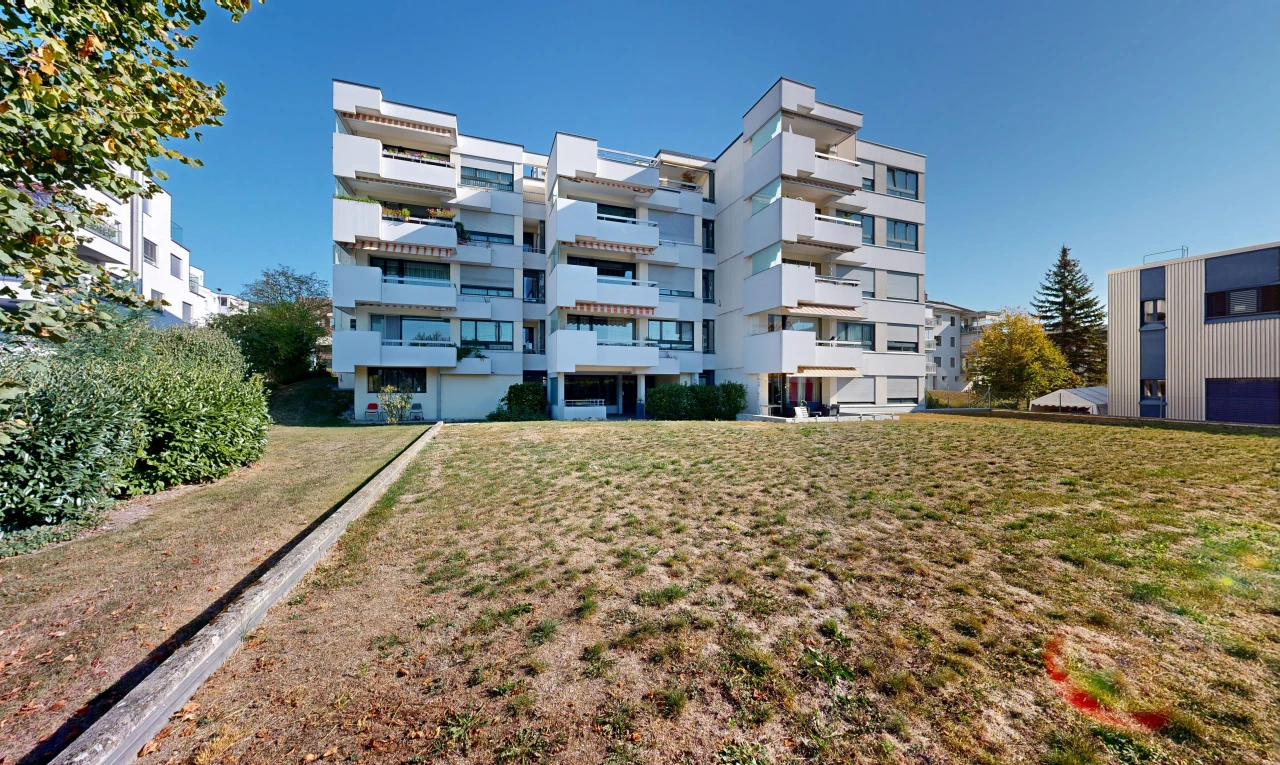 extérieur du bâtiment avec apartment complex view, vue sur le complexe d'appartements, et day time