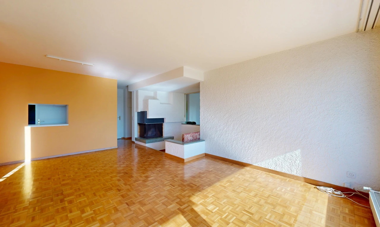 pièce vide avec baseboards wall, plinthes murales, wood finish floor, sol en finition bois, et inside property