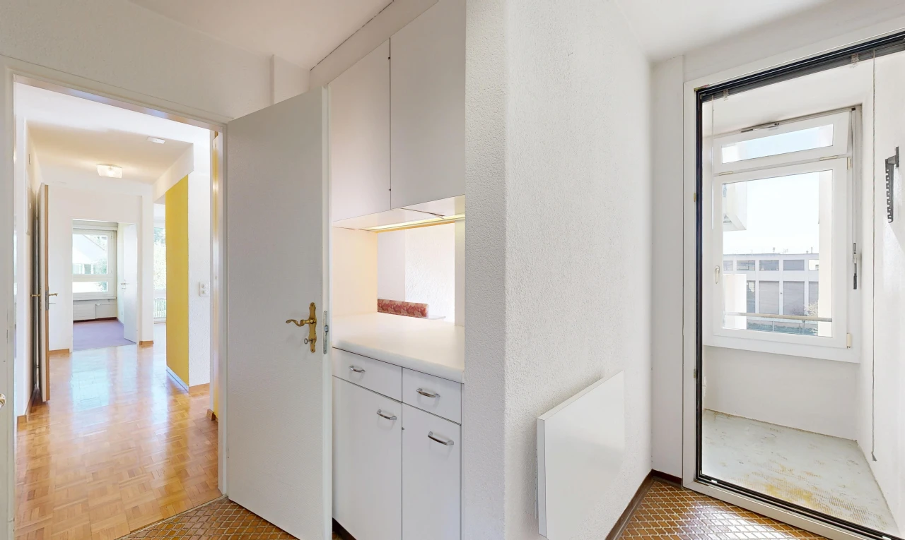 couloir avec inside property, light floor, wood finish floor, et sol en finition bois