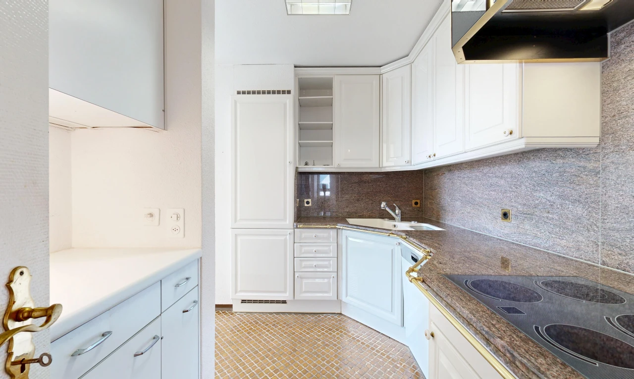cuisine avec hotte, plaque de cuisson, open shelves, étagères ouvertes, et white cabinets