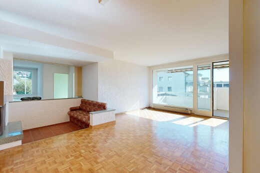 pièce vide avec inside property, mur texturé, textured wall, radiateur à plinthe, et sol en finition bois