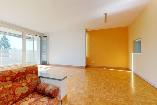 salon avec cloison sèche, drywall, inside property, sol en finition bois, et wood finish floor