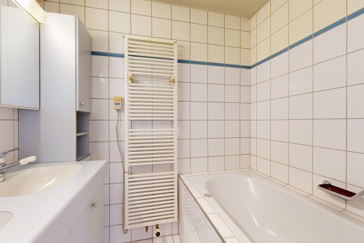bad mit kühler, handtuchwärmer, komplettes badezimmer, waschbecken, und fliesenwand