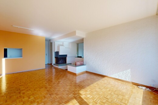 pièce vide avec baseboards wall, plinthes murales, wood finish floor, sol en finition bois, et inside property