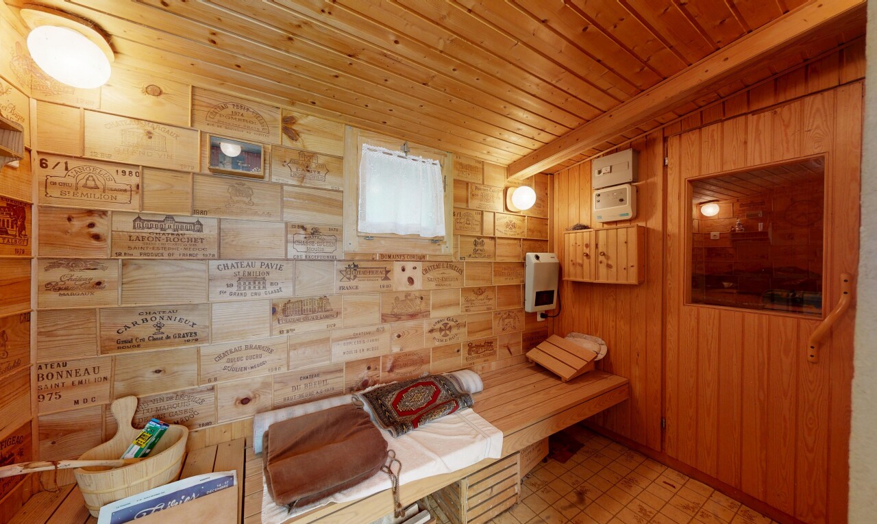 salle à manger avec sauna, wood wall, mur en bois, inside property, et wood ceiling