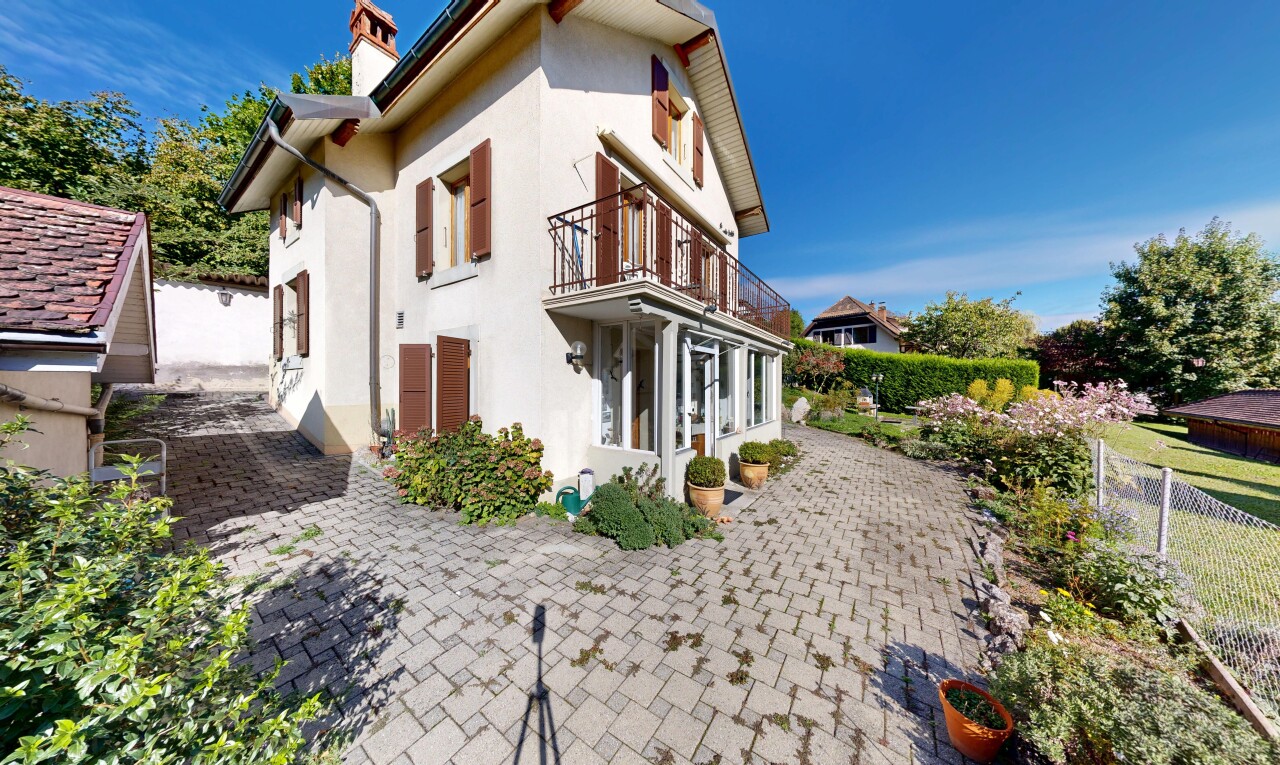 façade avec property visible, balcon, clôture, bardage en stuc, et day time