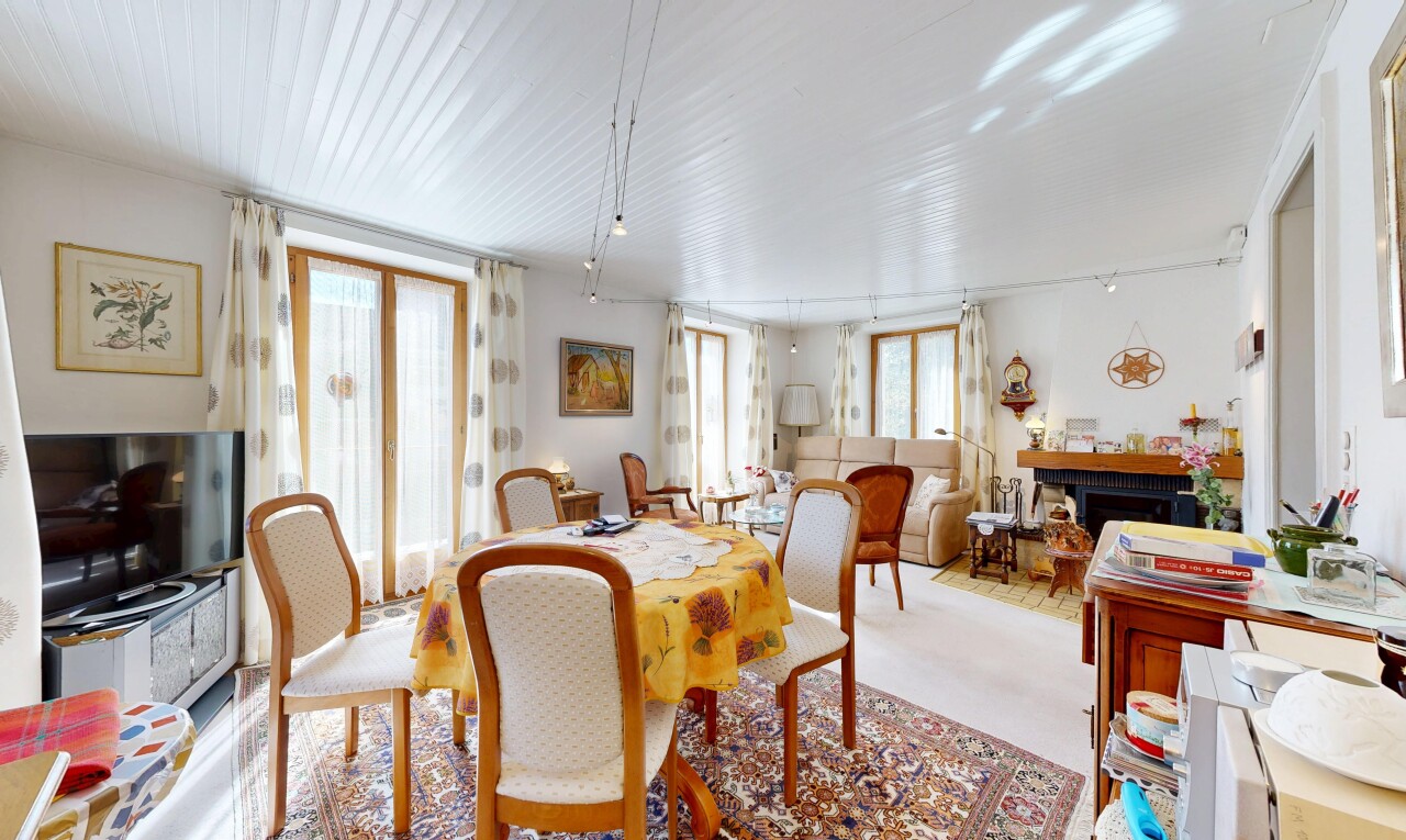 salle à manger avec télévision, natural light, lumière naturelle, drywall, et cloison sèche