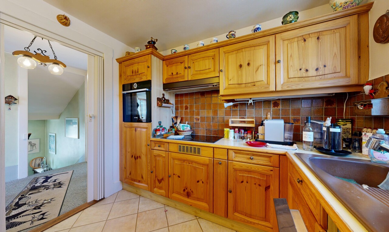 cuisine avec backsplash, dosseret, four, inside property, et plans de travail