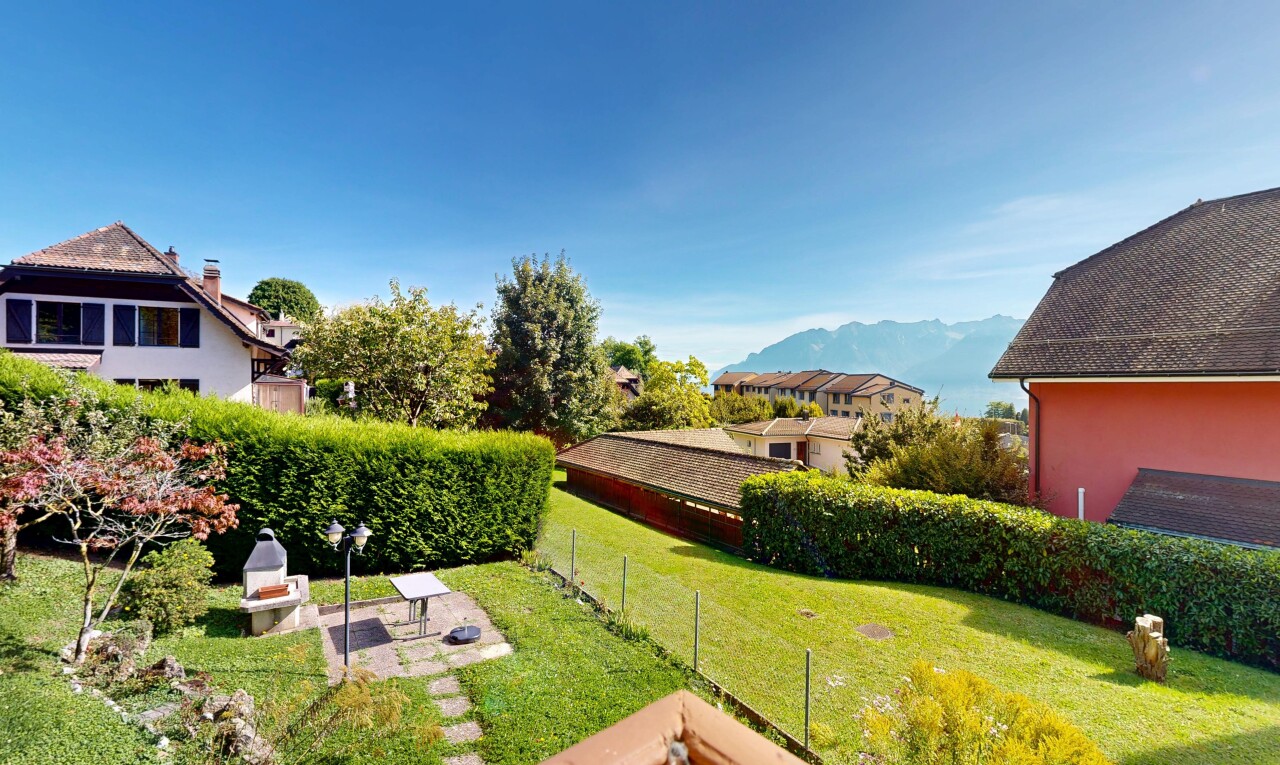 jardin avec from property, vue sur la montagne, mountain view, pelouse, et day time