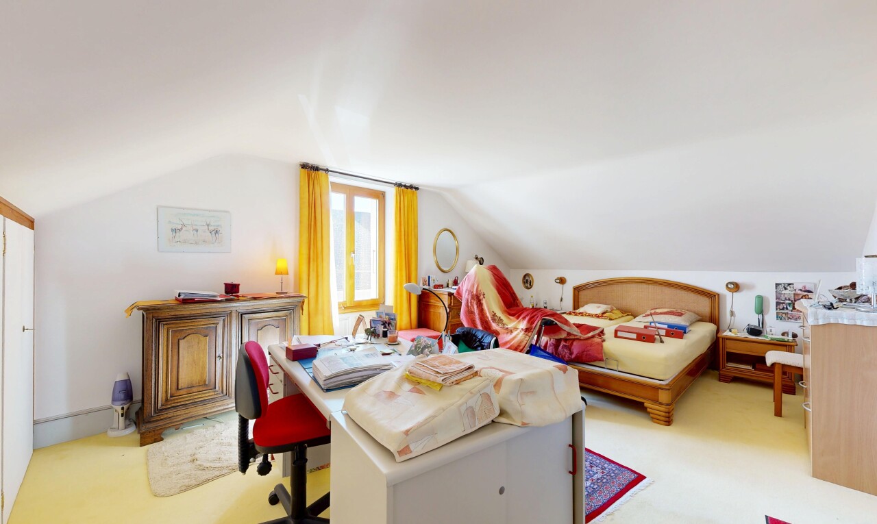 chambre avec pièce supplémentaire, plafond bas, low ceiling, lumière naturelle, et natural light