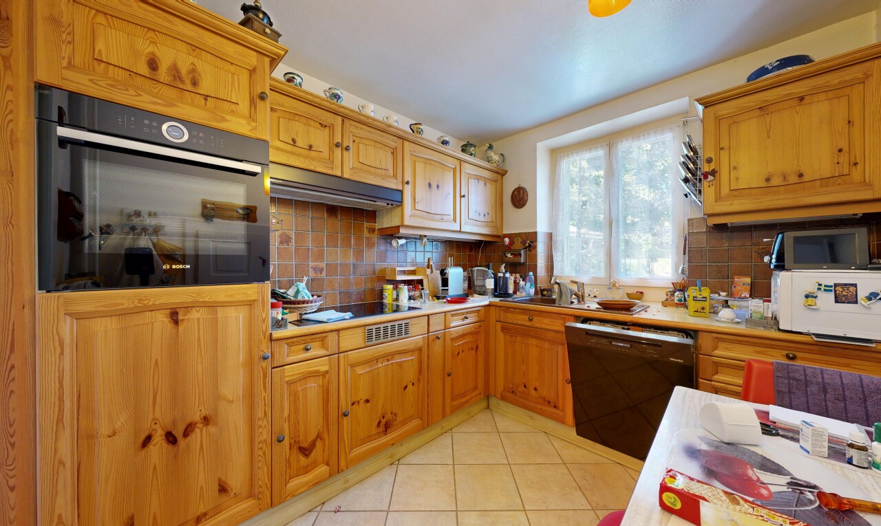 cuisine avec four, dosseret, backsplash, lumière naturelle, et natural light