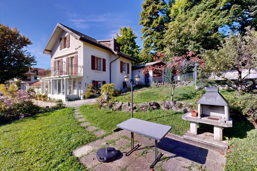 außenansicht mit property visible, rasen, balkon, day time, und stuckverkleidung