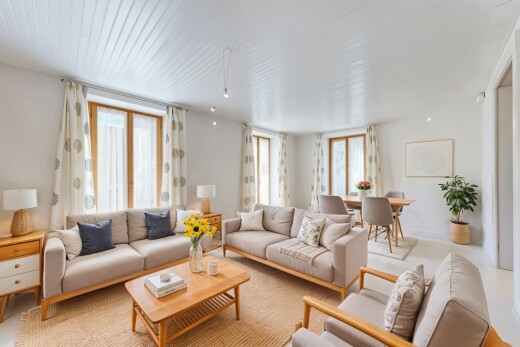 salle à manger avec télévision, natural light, lumière naturelle, drywall, et cloison sèche
