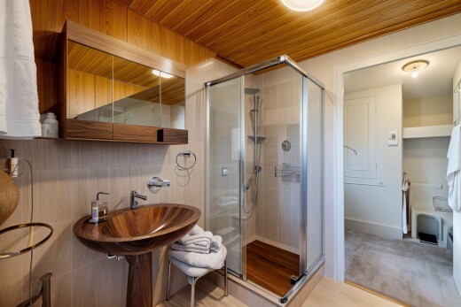 salle de bains avec miroir, douche, tile shower, salle de bain complète, et inside property
