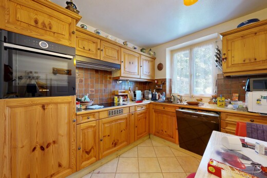 cuisine avec four, dosseret, backsplash, lumière naturelle, et natural light