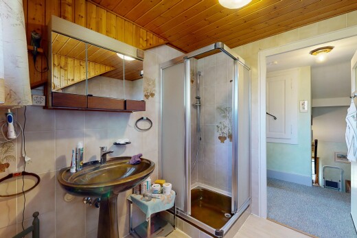 salle de bains avec miroir, douche, tile shower, salle de bain complète, et inside property