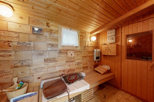 salle à manger avec sauna, wood wall, mur en bois, inside property, et wood ceiling