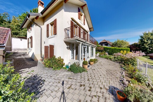 façade avec property visible, balcon, clôture, bardage en stuc, et day time