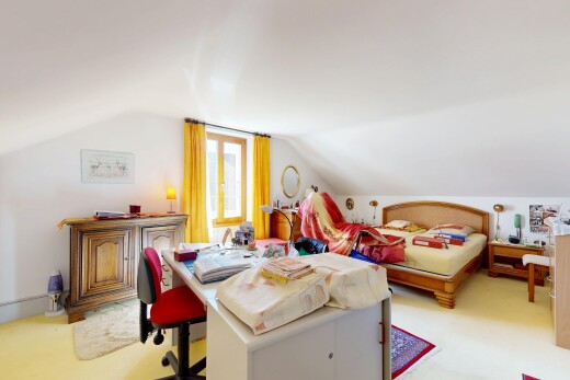 chambre avec pièce supplémentaire, plafond bas, low ceiling, lumière naturelle, et natural light